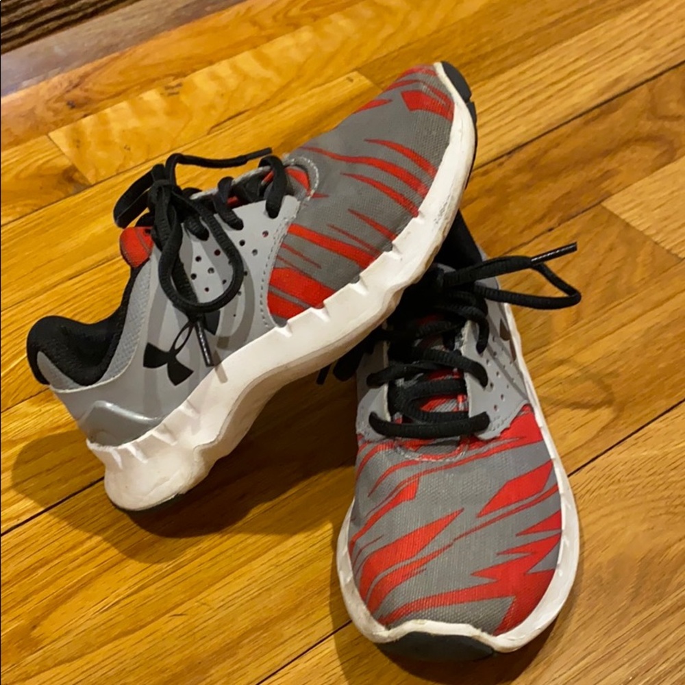 Boys UA sneakers